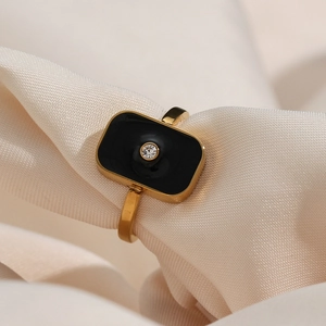 Détail de la bague en plaqué or 18 carats avec émail noir carré et petit diamant