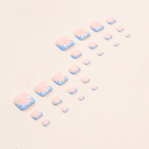 Unghie piedi finte French blu con nuvole bianche e base rosa, set da 24
