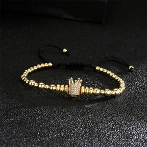 Dettaglio del ciondolo a corona con zirconi micro-incastonati su bracciale intrecciato