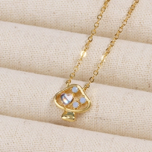 Collana placcata oro con ciondolo a fungo, zircone a cuore e catena sottile a maglia O