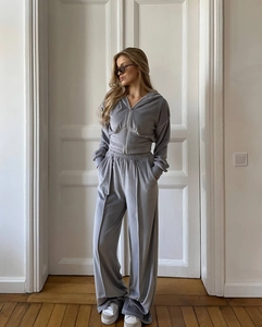 Vue de face d'un ensemble en velours gris avec sweat à capuche court et pantalon large