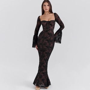 Détail de la robe sirène en dentelle noire avec manches évasées et dos nu sophistiqué