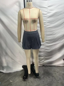 Vue détaillée du short plissé gris foncé à rayures verticales avec une coupe trapèze taille haute