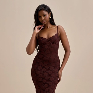 Vue détaillée d'une robe de soirée en dentelle marron avec fines bretelles et coupe slim