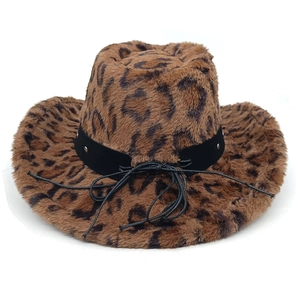 Détail du chapeau de cowboy léopard avec texture en fausse fourrure et ceinture cloutée