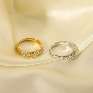 Gedrehte Edelstahlringe in Gold und Silber mit funkelnder Zirkonia-Verzierung