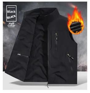 Detail von winddichtem Stoff und warmem Fleecefutter dieser schwarzen Outdoor-Weste
