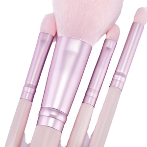 Set mit 4 Roségold-Make-up-Pinseln mit weichen rosa Borsten für Puder und Lidschatten