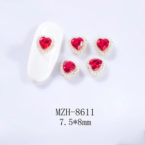 Bijou d'ongle cœur cristal rouge 7,5x8mm avec bordure perle et base dorée