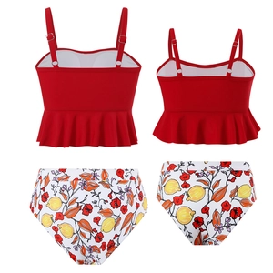 Détails du maillot de bain deux pièces fille avec haut rouge à volants et bas imprimé citron