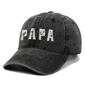 Dettaglio del ricamo PAPA su cappellino in cotone lavato con motivi a tema pesca