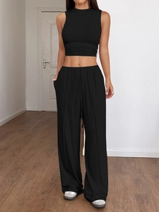 Set coordinato nero da donna con top corto a costine e pantaloni a gamba larga con coulisse in vita