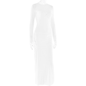Détail d'une robe blanche à manches longues montrant le plissé et le tissu extensible