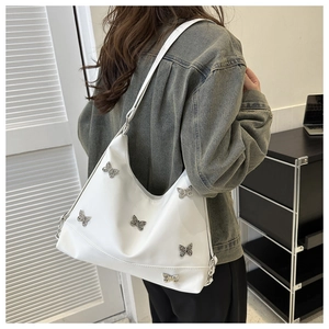 Dettaglio della borsa tote bianca in pelle PU con farfalle di strass argentati a spalla