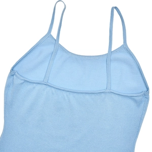 Détail de la robe en tricot bleu clair avec fines bretelles et finition du col en U