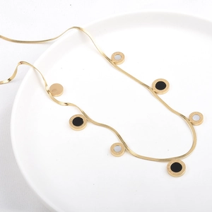 Collier chaîne serpent dorée avec pendentifs géométriques nacre et chiffres romains