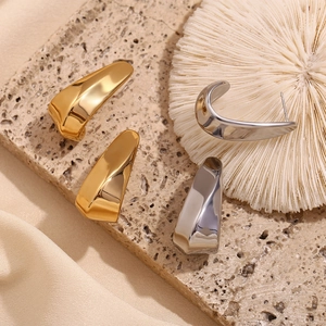 Modern hollow curved hook earrings in 18K gold and silver plated stainless steel