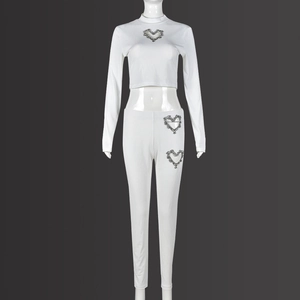 Dettaglio completo di set bianco in maglia a coste con decorazione a cuore di strass