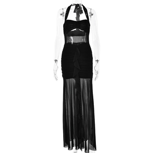 Robe longue licou noire élégante avec empiècements en tulle et ourlet fendu à volants