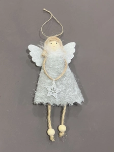 Dettaglio angelo di Natale fatto a mano in peluche grigio con ali bianche e legno