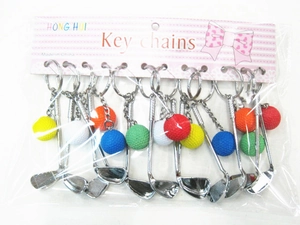 Detailweergave van gekleurde golfclub en bal sleutelhangers in retailverpakking