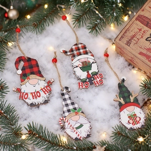Gnomes de Noël en bois avec motifs à carreaux et perles rouges sur fond enneigé