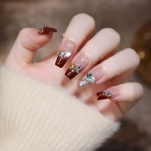 Elegante burgunderrote French-Nägel zum Aufkleben mit Silberglitzer und Herz-Anhängern