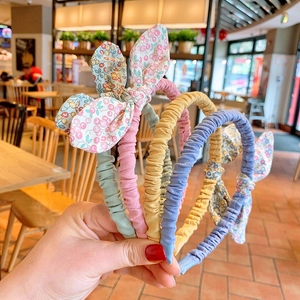 Lot de cinq serre-têtes en tissu floral avec volants et nœuds en couleurs variées
