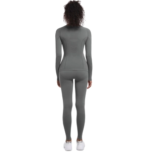 Vista posteriore dettagliata del set da yoga grigio con fori di ventilazione laser