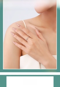 Détail d'une bague en argent s925 avec un design moderne tissé creux sur le doigt