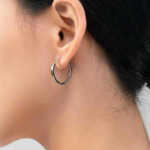 Minimalist S925 sterling silver hoop earrings with a polished finish worn by a model