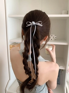 Barrette à nœud argenté style ballet avec rubans longs et détail de rose en métal