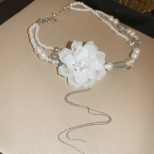 Zweilagige Perlenhalskette mit Kamelienblüte Kristall und eleganten Metallquasten