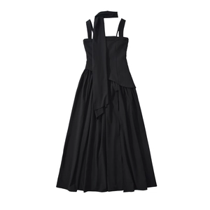 Elegantes schwarzes Maxikleid mit breiten Trägern und schickem Neckholder-Band-Detail