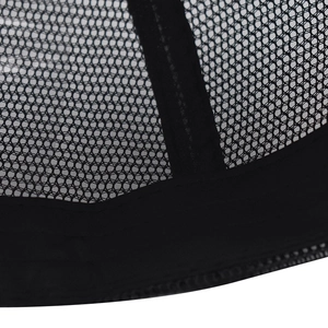 Détail rapproché du tissu en maille noire respirante et des coutures d'une casquette