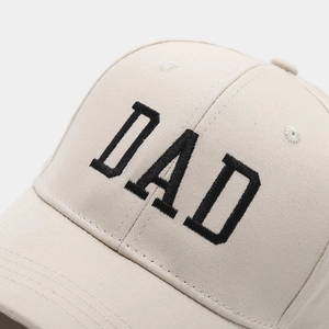 Primer plano del bordado DAD en gorra de béisbol beige de algodón de sarga