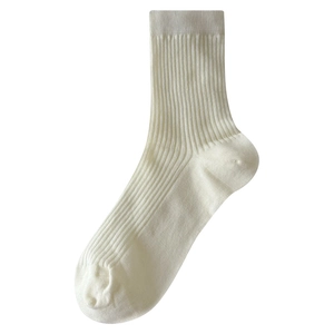 Chaussettes mi-mollet crème pour femmes avec rayures verticales et tricot ajouré