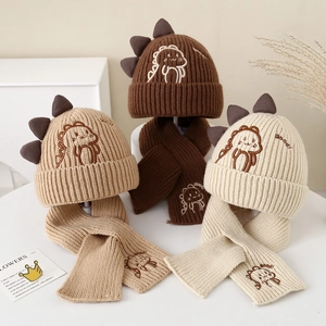Ensemble de trois couleurs de bonnets et écharpes tricotés pour enfants avec broderie dinosaure