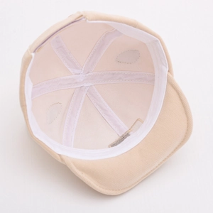 Détail de l'intérieur du chapeau bébé avec bandes de renfort et bandeau anti-sueur