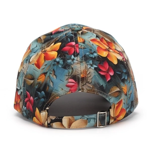 Vue arrière d'une casquette de baseball à fleurs avec boucle métallique réglable au dos