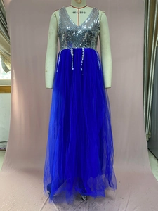 Détail du corsage à paillettes argentées et robe de soirée en tulle bleu roi sur mannequin