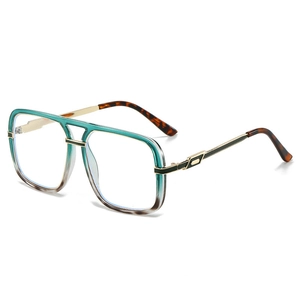 Fashionable oversized square sunglasses with gradient frames and gold metal temples