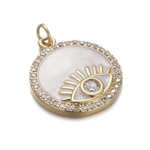Detail eines goldenen Evil Eye Anhängers mit weißer Marmor-Optik und Zirkonia-Rand