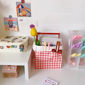Detailansicht der rot-weißen karierten Papiersaufbewahrungstasche, ideal für Tischorganisation.