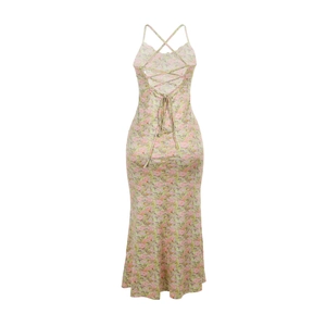 Détail du dos de la robe fleurie sexy avec design de bretelles croisées à lacets