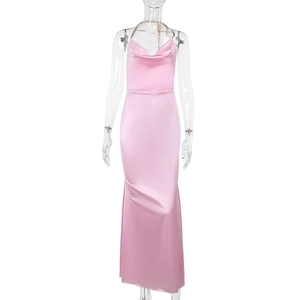 Détail de robe longue en satin rose avec col bénitier drapé et bretelle en chaîne dorée