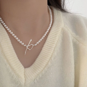 Detail of 925 silver pearl necklace featuring a romantic heart arrow OT toggle clasp