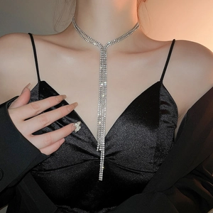 Nahaufnahme der funkelnden Silber-Strass-Choker-Halskette mit langen Fransen am Model