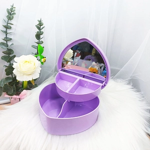 Detalle del joyero morado en forma de corazón con espejo interior y compartimentos