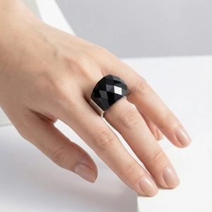 Vue détaillée d'une bague géométrique en cristal noir avec plaquage argent sur modèle